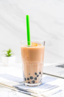 Köpüklü sütlü çay