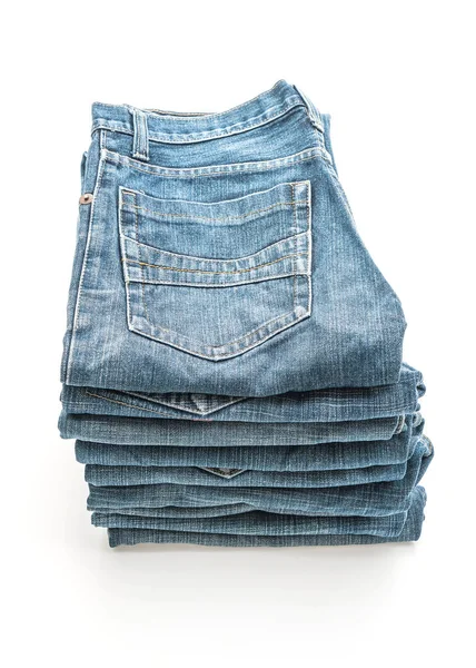 Pilha de jeans dobrado sobre fundo branco — Fotografia de Stock