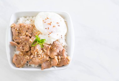 yumurta ile tepesinde pirinç Sarımsak soslu tavada kızartılmış domuz eti