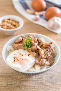 yumurta ile tepesinde pirinç Sarımsak soslu tavada kızartılmış domuz eti
