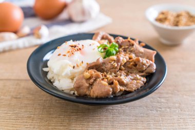 yumurta ile tepesinde pirinç Sarımsak soslu tavada kızartılmış domuz eti