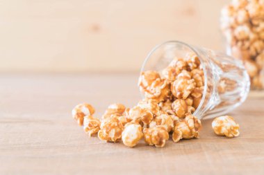 Patlamış Mısır ile karamel