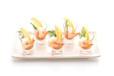 karides kokteyl beyaz arka plan üzerinde