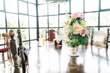 buket çiçek vazo dekorasyonu masada