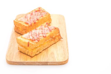 Croque monsieur pastırmalı yumurta soslu sandviç.