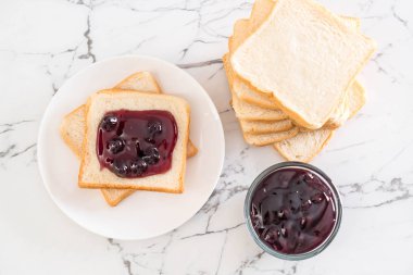 Böğürtlenli reçel ile ekmek