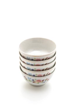 beyaz arkaplanda kase