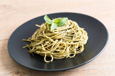 Spagetti fesleğen pesto ile