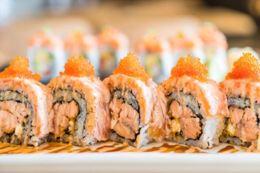 Somon suşi roll