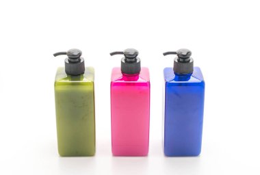 Beyaz arka plan üzerinde şampuan veya sabun şişe