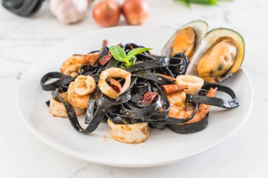 siyah spagetti veya deniz ürünleri ile makarna