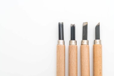 Beyaz arka plan üzerinde düz, gravür, yuvarlak ve üçgen bıçak