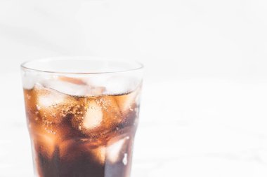 Buzlu bir bardak kola.