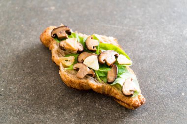 mantar kruvasan sandviç