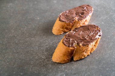 Çikolatalı fındık yaymak ekmek