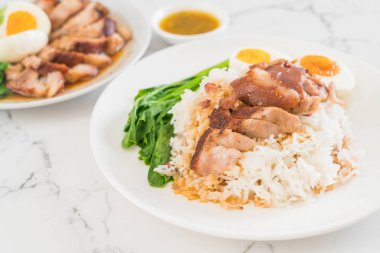 Demlenmiş Domuz eti bacak pirinç