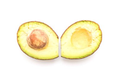 Beyaz arkaplanda taze avokado