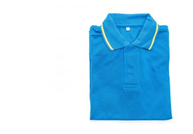 chemise pliée sur fond blanc