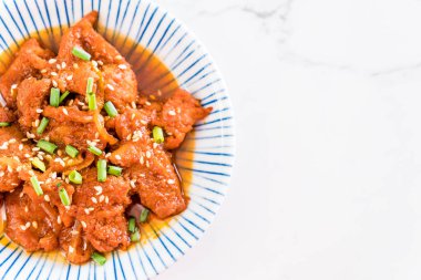 Baharatlı Kore soslu (bulgogi kızarmış domuz eti) 