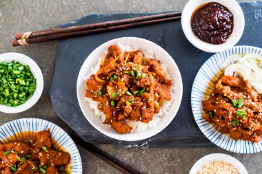 Kızarmış domuz üst pirinç baharatlı Kore soslu (bulgogi)