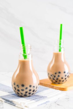 Köpüklü sütlü çay