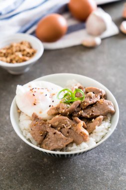 yumurta ile tepesinde pirinç Sarımsak soslu tavada kızartılmış domuz eti