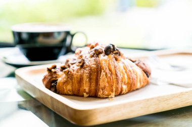 sıcak kahve ile Fındıklı kruvasan