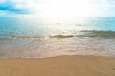 Alacakaranlıkta denizde güzel bir gün batımı 