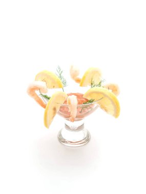 karides kokteyl beyaz arka plan üzerinde