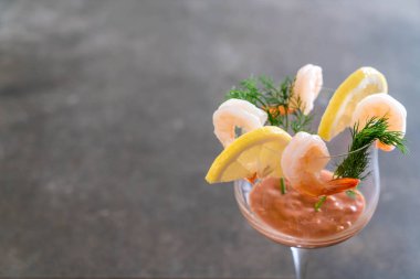 Karides kokteyl sosu ile