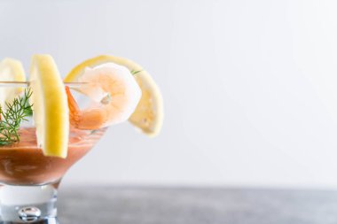 Karides kokteyl sosu ile