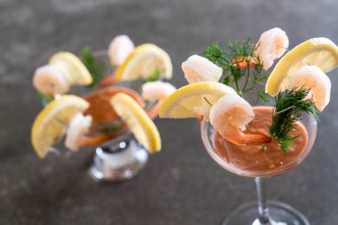 Karides kokteyl sosu ile