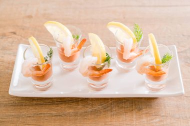 Karides kokteyl sosu ile