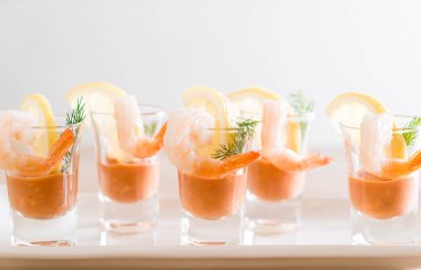 Karides kokteyl sosu ile