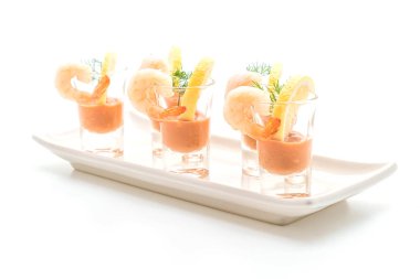 karides kokteyl beyaz arka plan üzerinde