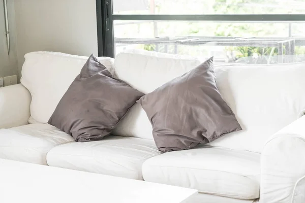 Almohada gris en el sofá — Foto de Stock