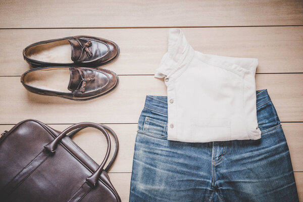 Одежда для мужчин на деревянном фоне
