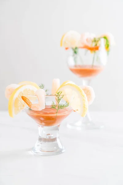 Garnalen cocktail met saus — Stockfoto