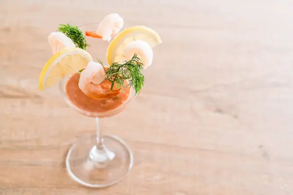 Shrimp-Cocktail mit Sauce — Stockfoto
