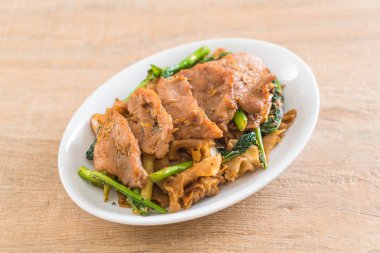 soya sosu ve domuz kızarmış noodle 