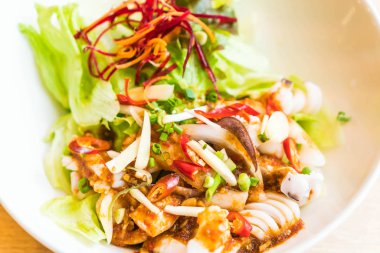 Acılı kalamar salatası ile