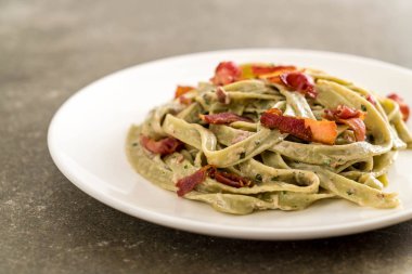 ıspanak fettuccini makarna pastırma ile