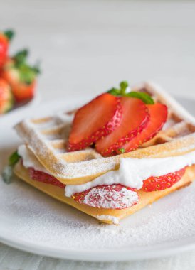 ahşap üzerine çilek ile waffle