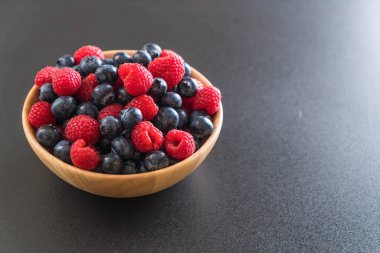 taze yaban mersini ve rasberry 