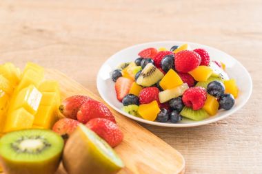 karışık taze meyve (çilek, ahududu, yaban mersini, kivi, mang