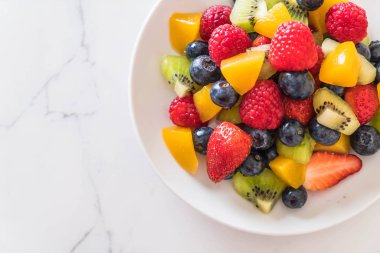 karışık taze meyve (çilek, ahududu, yaban mersini, kivi, mang