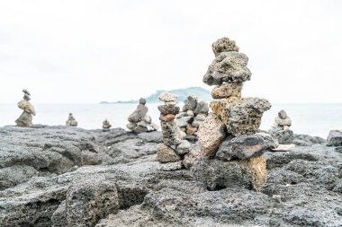 taş Hyeopjae Plajı, Jeju Adası'nda bazaltik buzlu kule