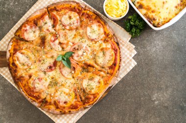 tablo üzerinde domates pizza 