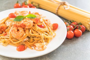 Spagetti karides, domates, fesleğen ve peynir ile 