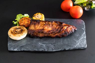 Izgara domuz pirzolası. 